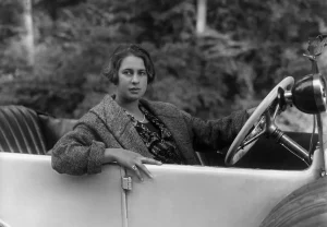 Clärenore Stinnes im Auto