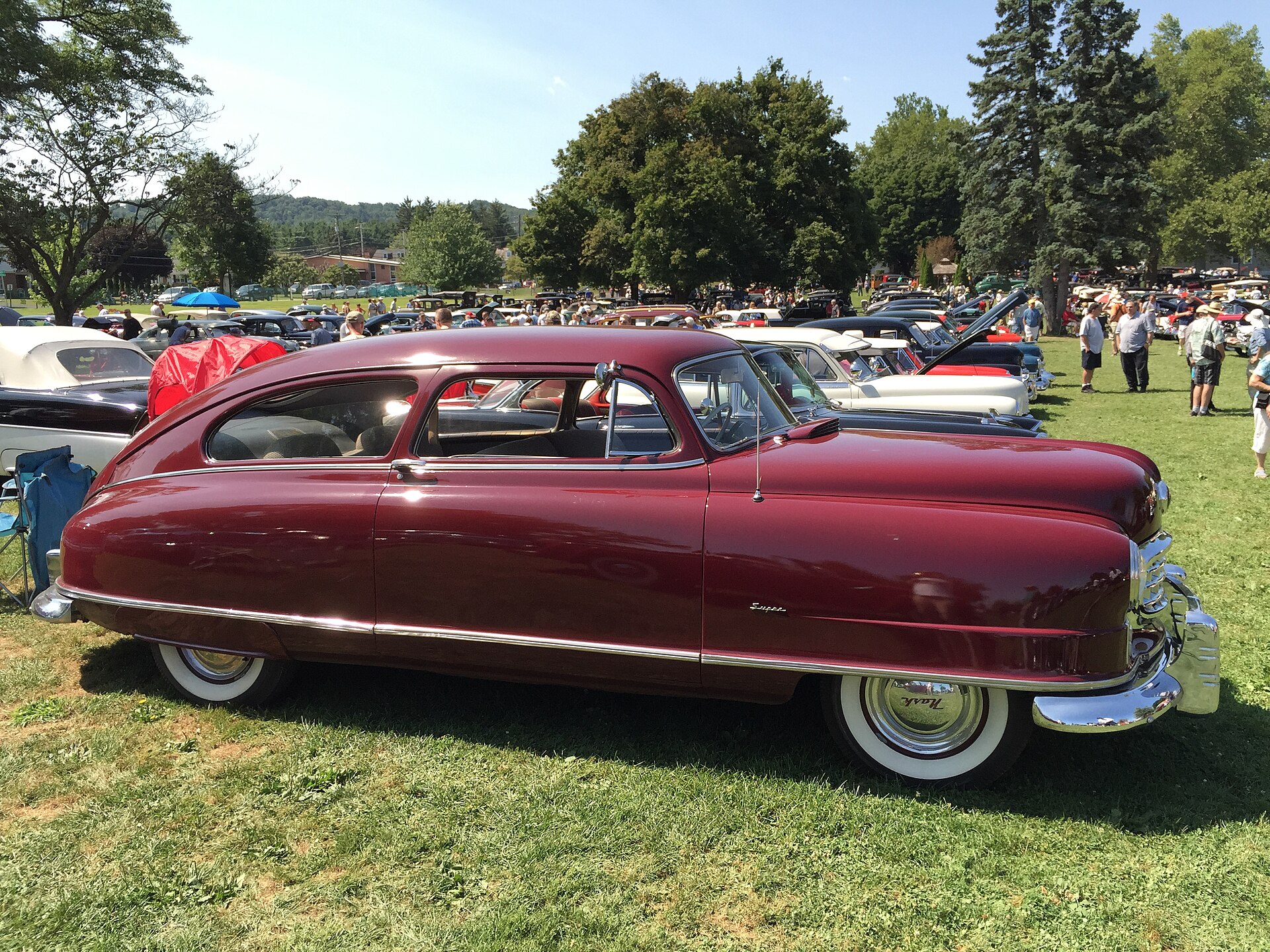 Dunkelroter Nash 600 Airflyte von 1949 in der Seitenansicht