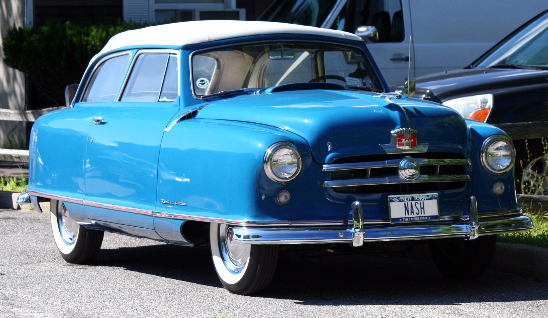 Blauer Nash Rambler Convertible der Baujahre 1950 bis 1952