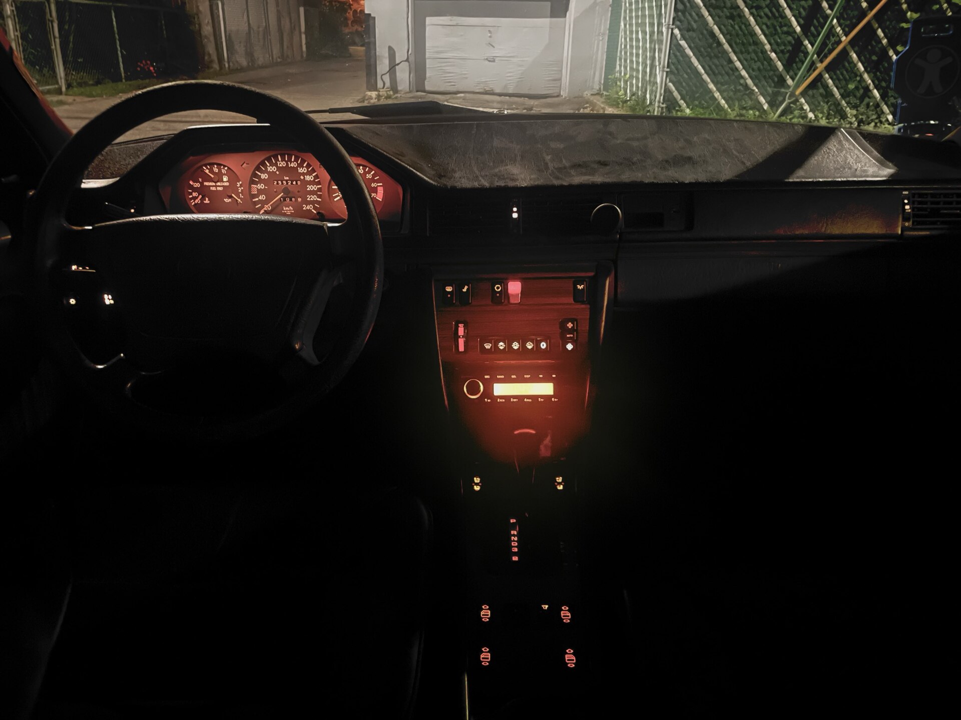 Innenraum eines Mercedes-Benz W124 300 E bei Nacht
