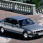 BMW 750i der Baureihe E32 in Silber, Ansicht von leicht erhoehtem Standpunkt