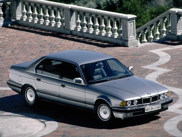 BMW 750i der Baureihe E32 in Silber, Ansicht von leicht erhoehtem Standpunkt