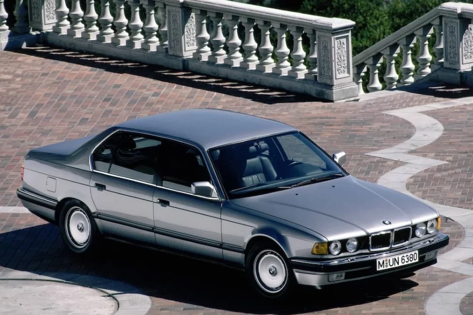 BMW 750i der Baureihe E32 in Silber, Ansicht von leicht erhoehtem Standpunkt