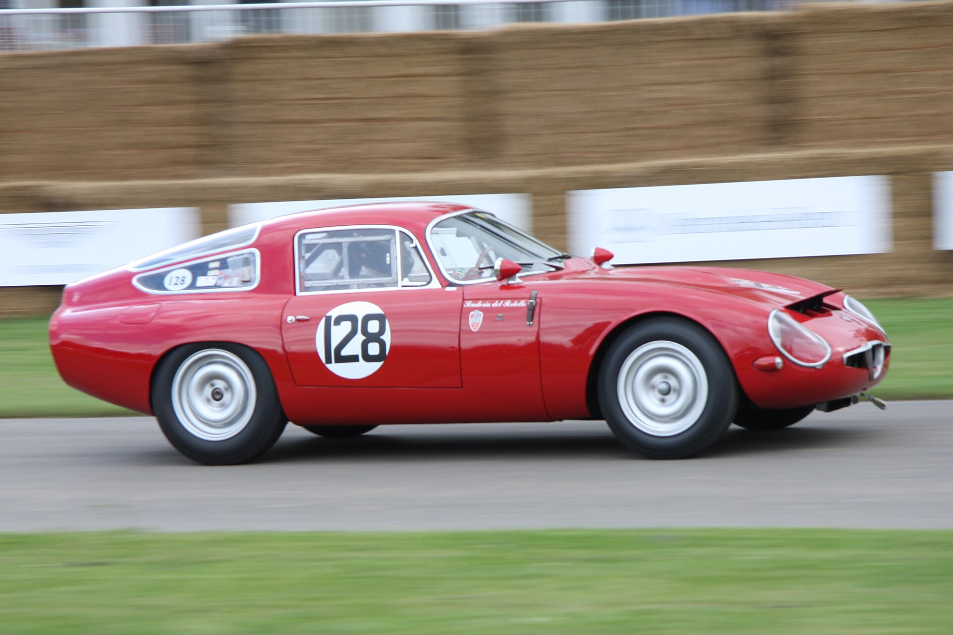 Roter Alfa Romeo Giulia TZ mit abgeschnittenem Heck in Fahrt