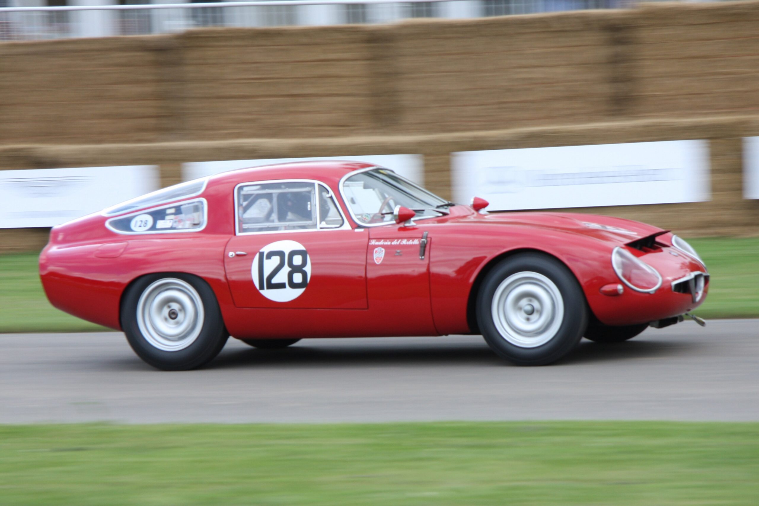 Roter Alfa Romeo Giulia TZ in Fahrt auf der Rennstrecke von Goodwood
