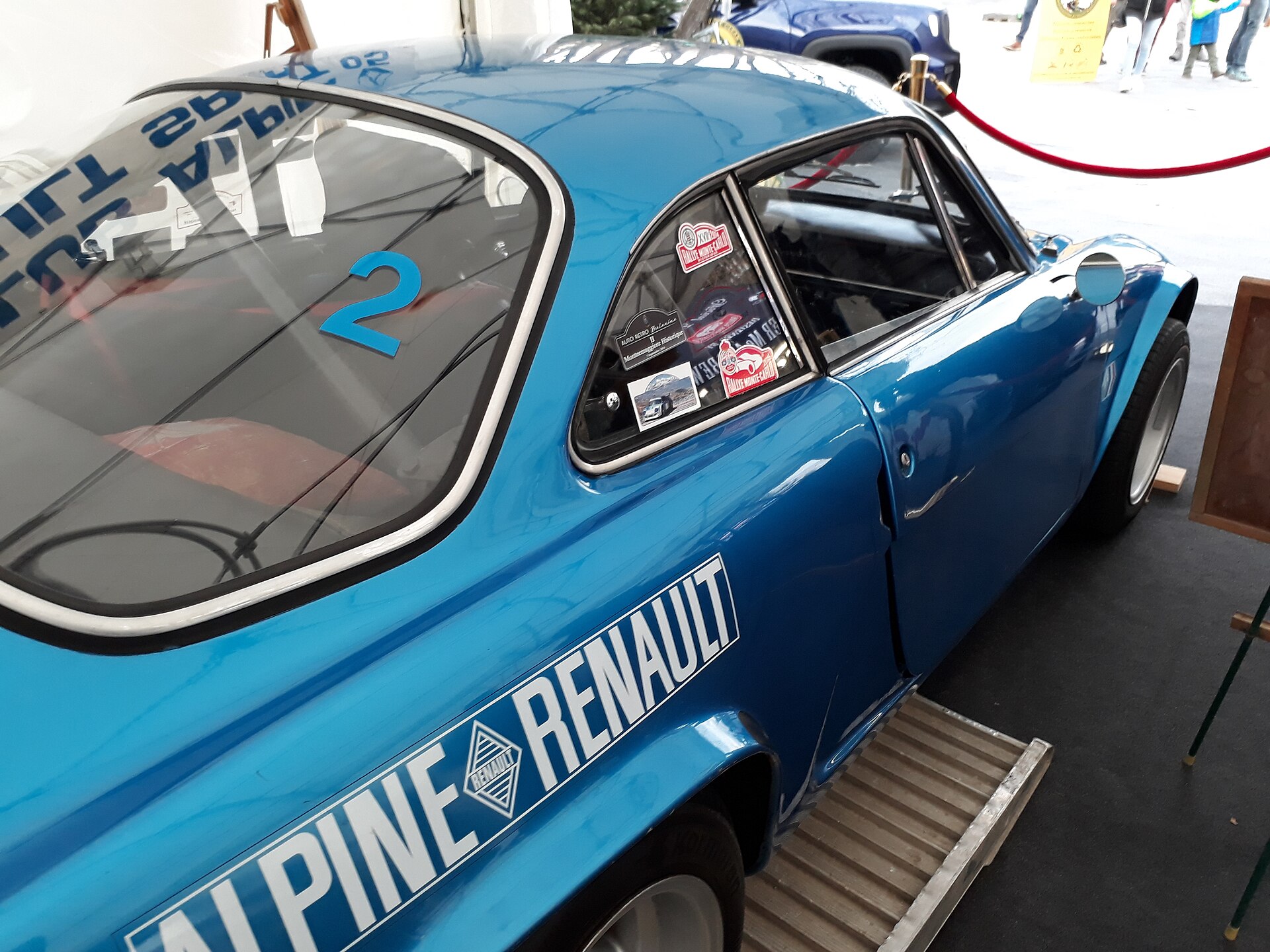 Blaue Alpine A110 Berlinette in Rallyeausführung