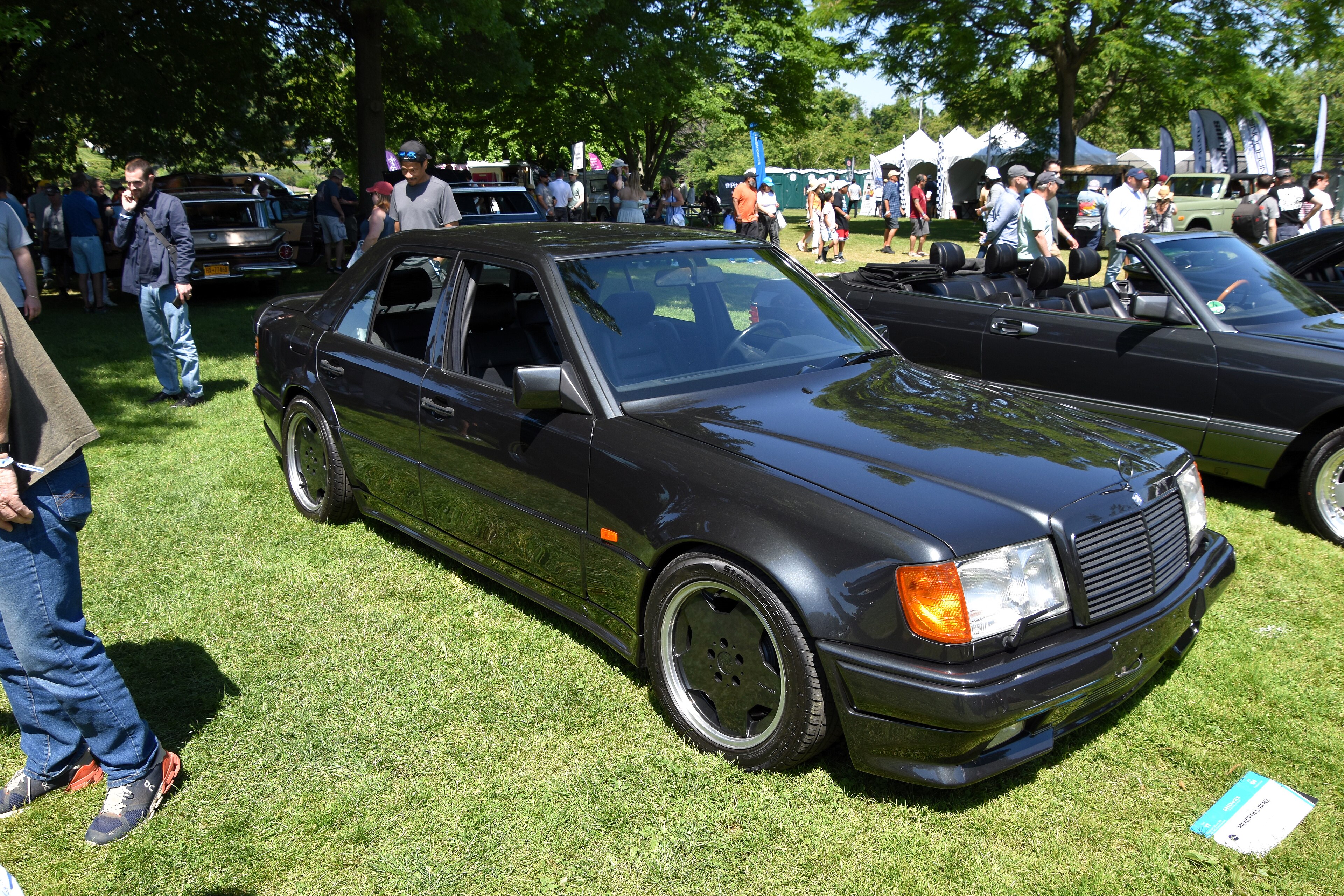 Dunkler Mercedes-Benz W124 mit AMG-Umbau in Dreiviertelansicht