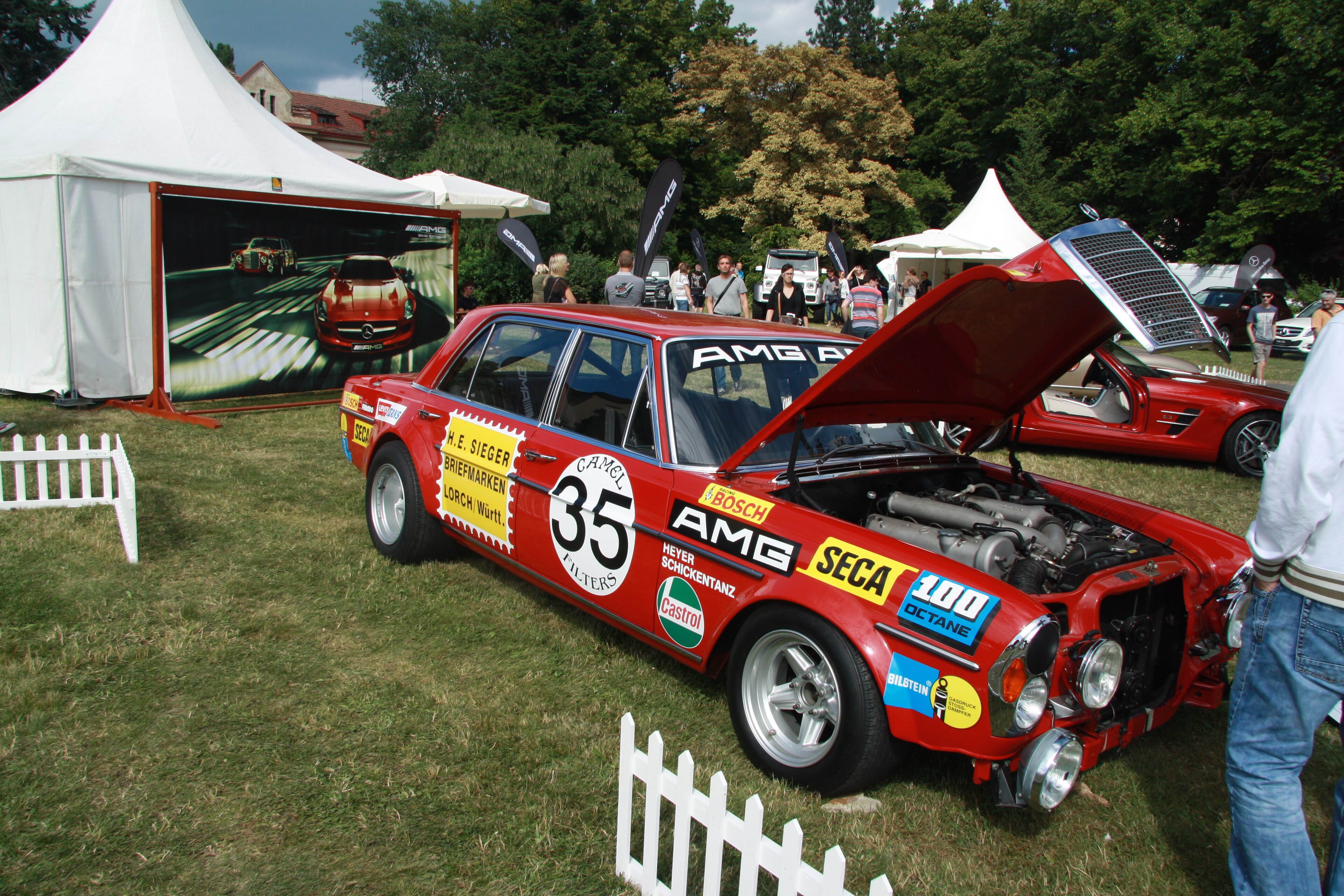 Roter Mercedes-Benz 300 SEL 6,8 AMG Rennwagen in Seitenansicht
