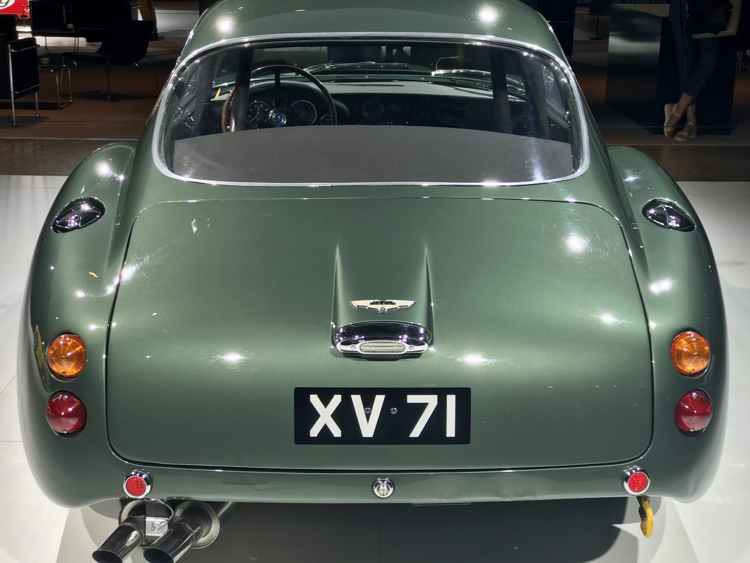 Gruener Aston Martin DB4 GT Zagato von schraeg oben fotografiert
