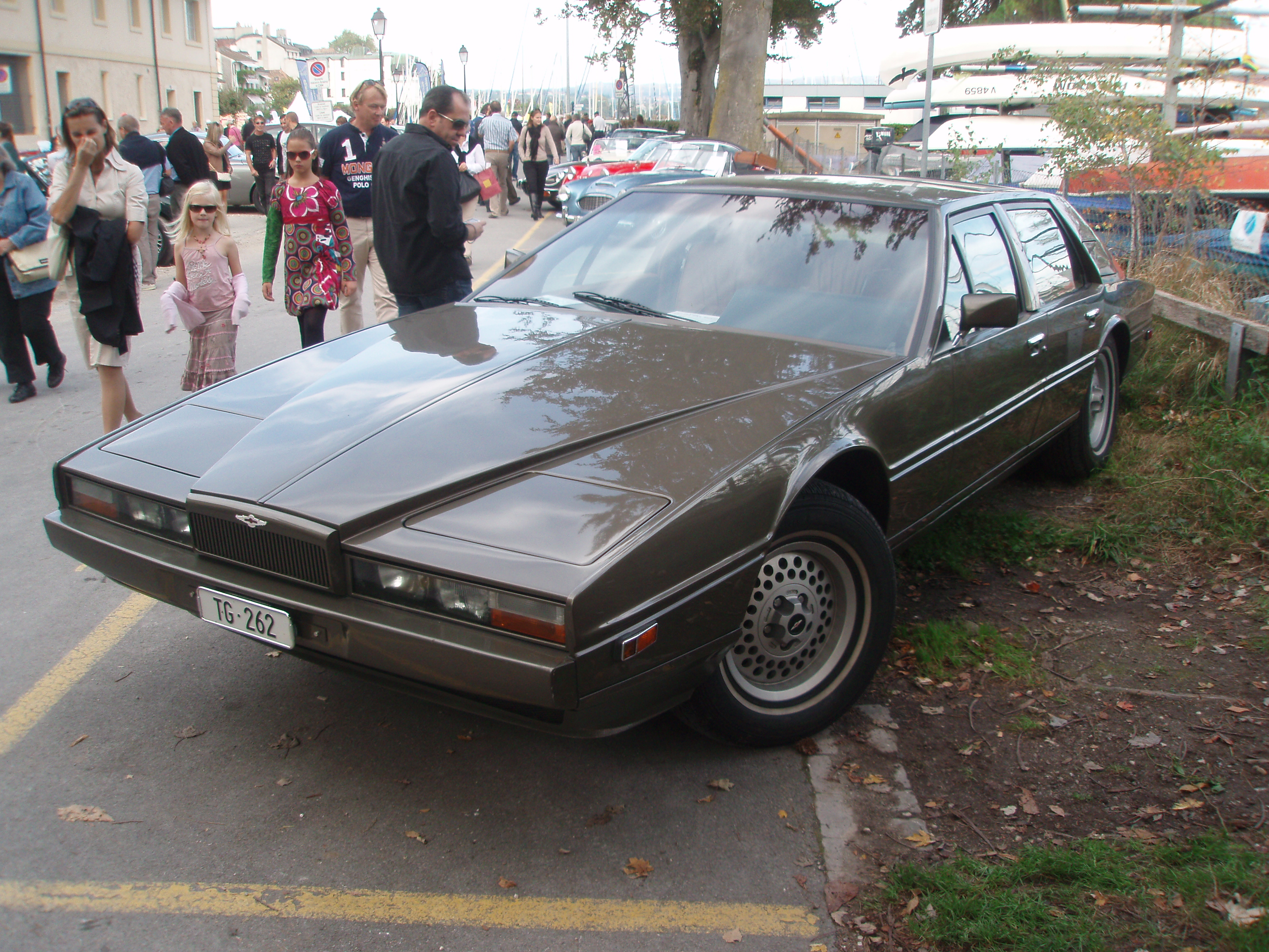Aston Martin Lagonda in silbergrauer Lackierung, Dreiviertelansicht