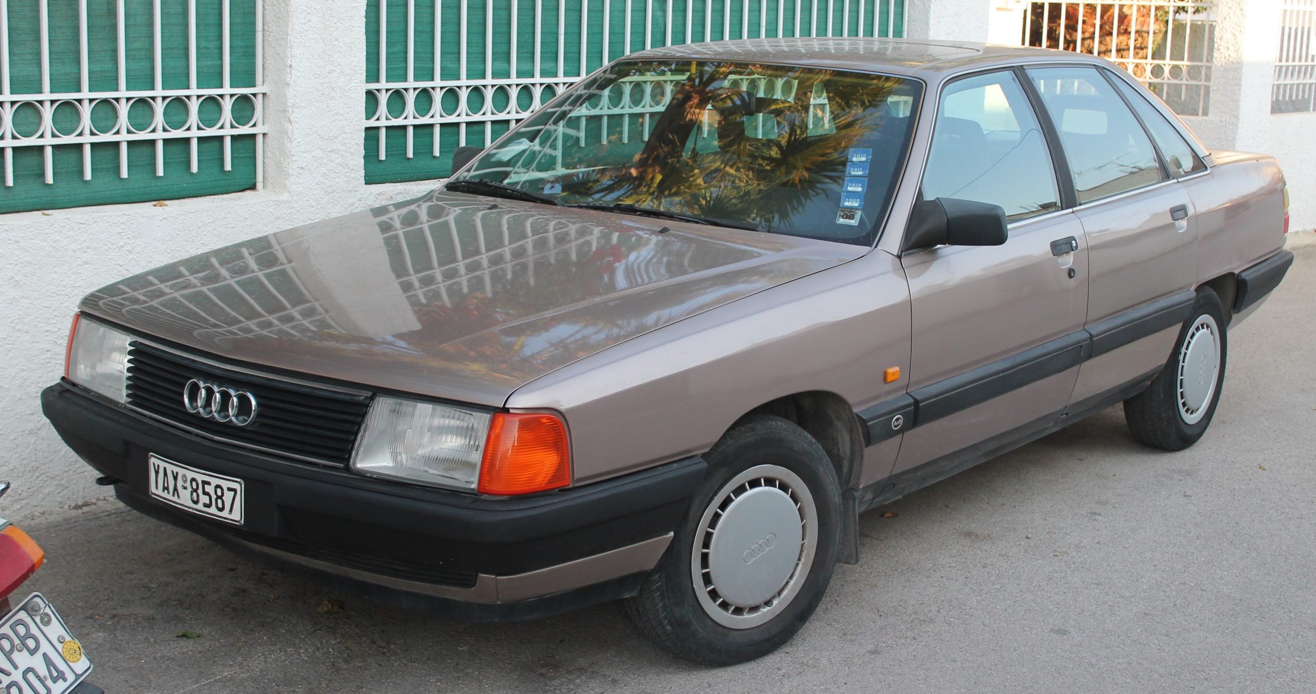 Brauner Audi 100 der Baureihe C3 in Dreiviertelansicht