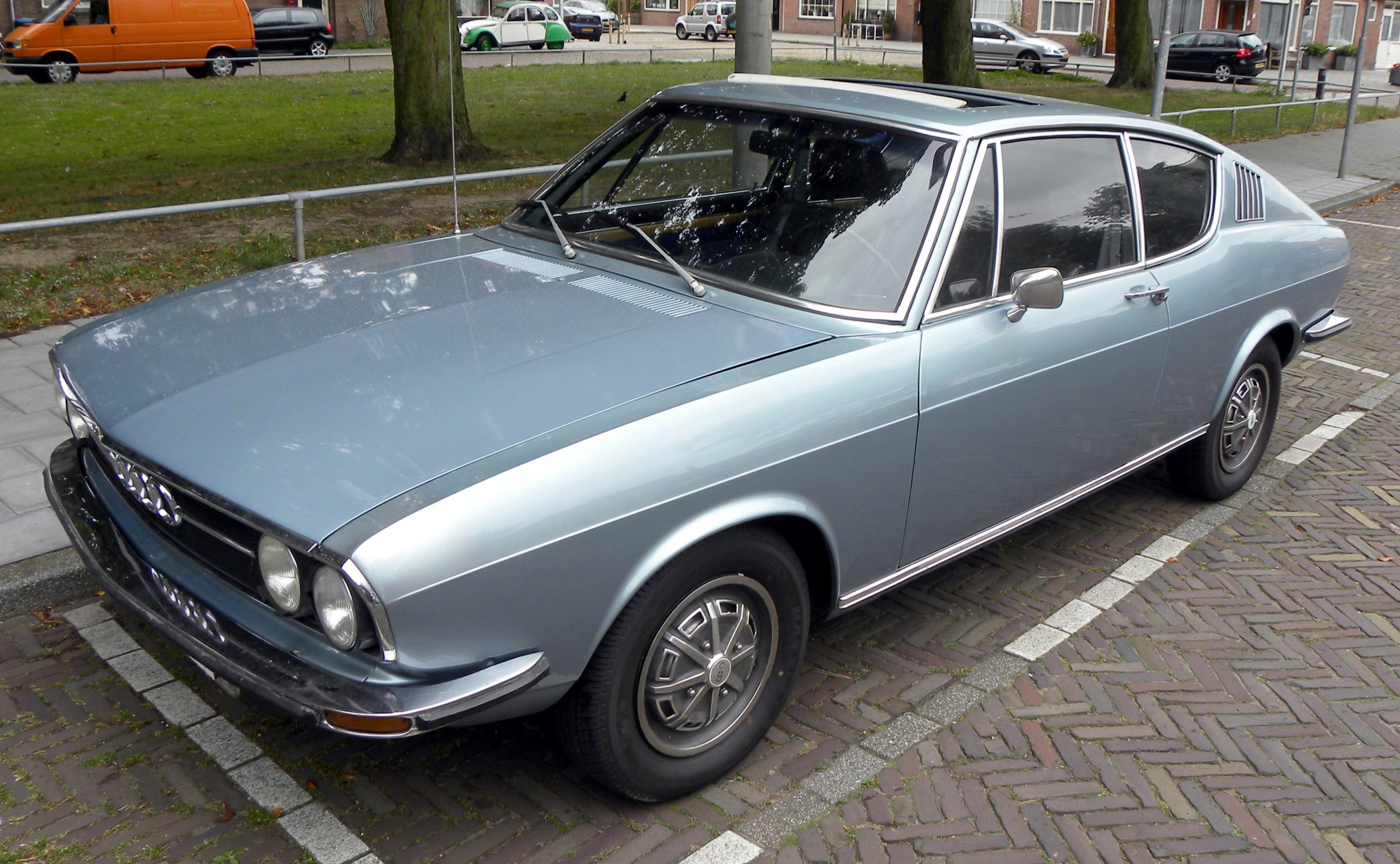 Silbernes Audi 100 Coupé S in Dreiviertelansicht