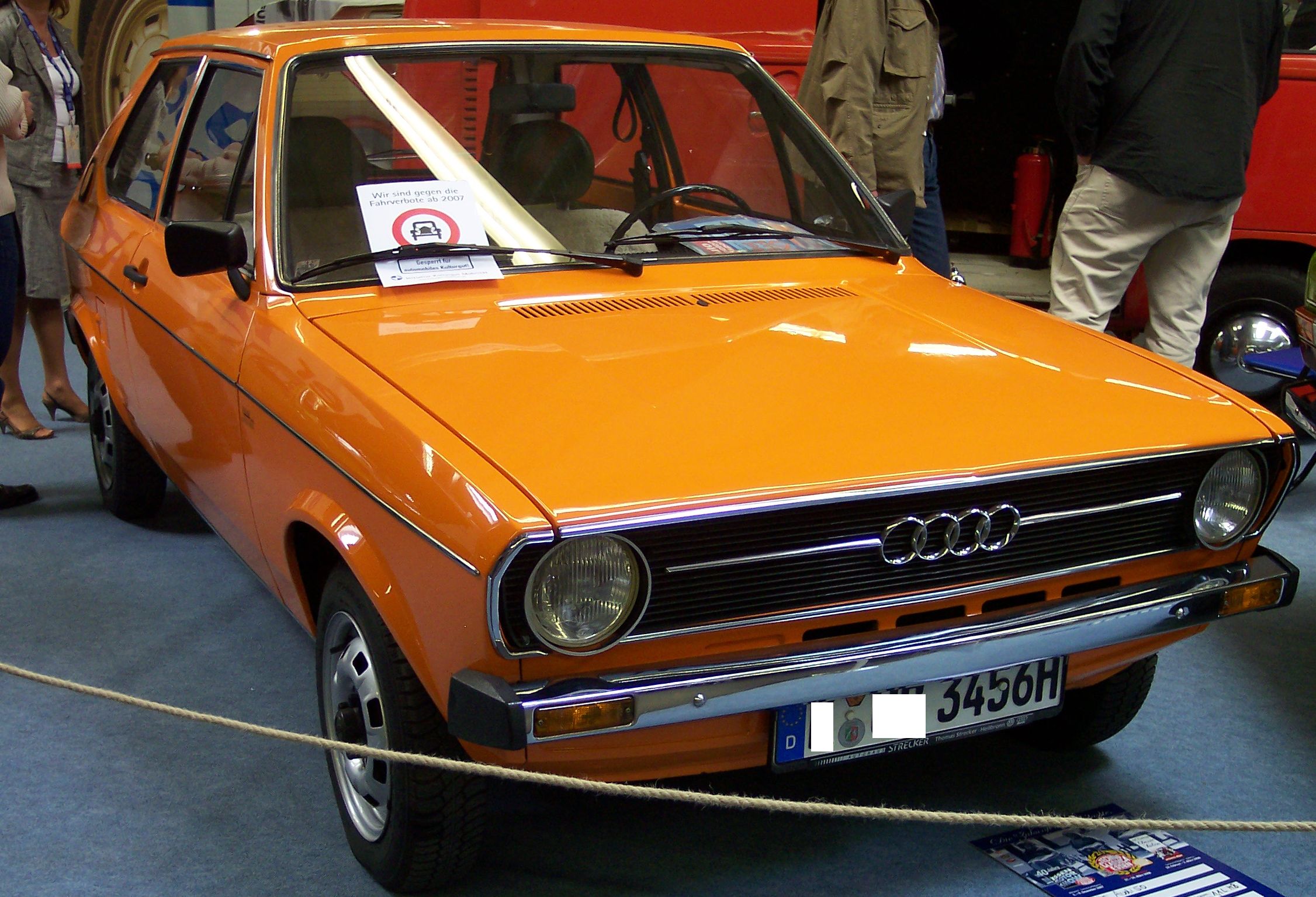 Orangefarbener Audi 50 von 1974 in Dreiviertelansicht
