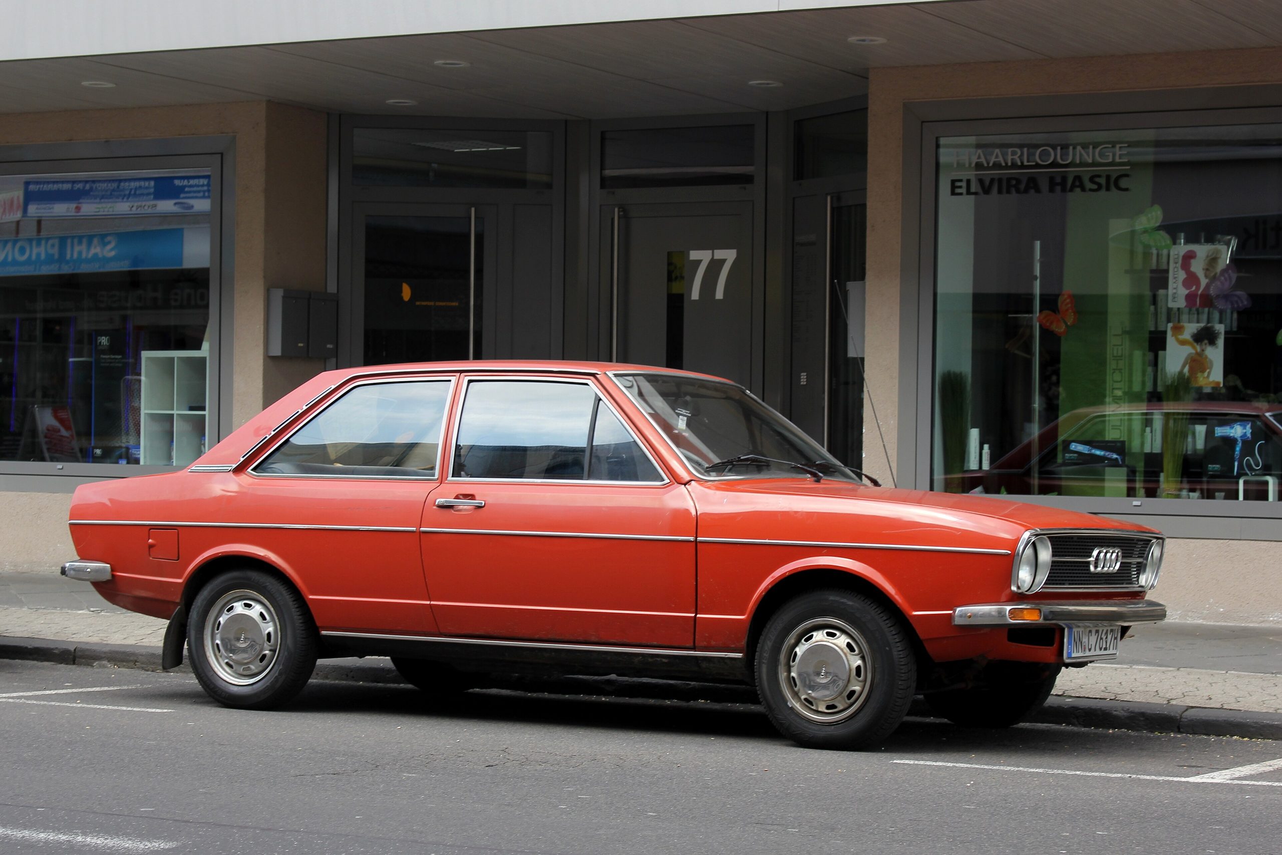 Rotoranger Audi 80 der Baureihe B1 in Seitenansicht