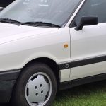 Weisser Audi 80 der Baureihe B3 von schraeg vorn