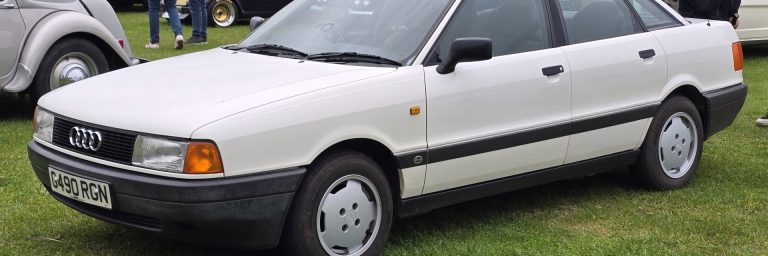 Weisser Audi 80 der Baureihe B3 von schraeg vorn