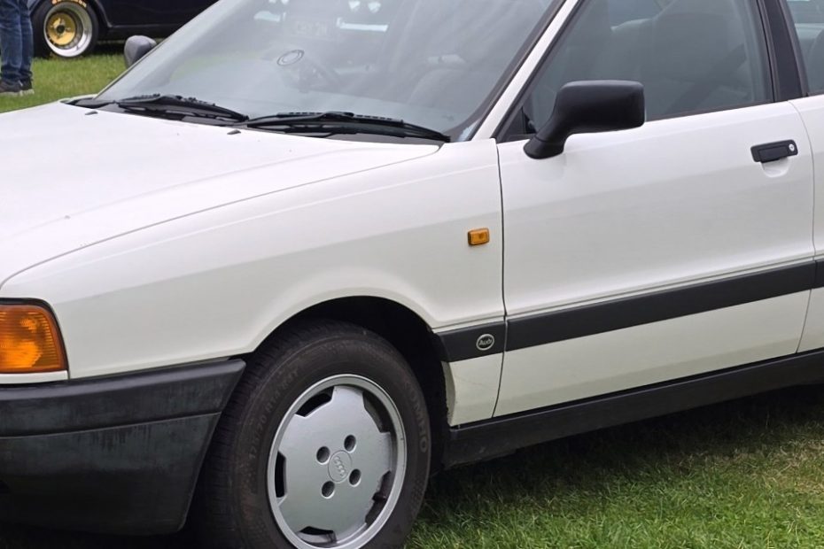 Weisser Audi 80 der Baureihe B3 von schraeg vorn