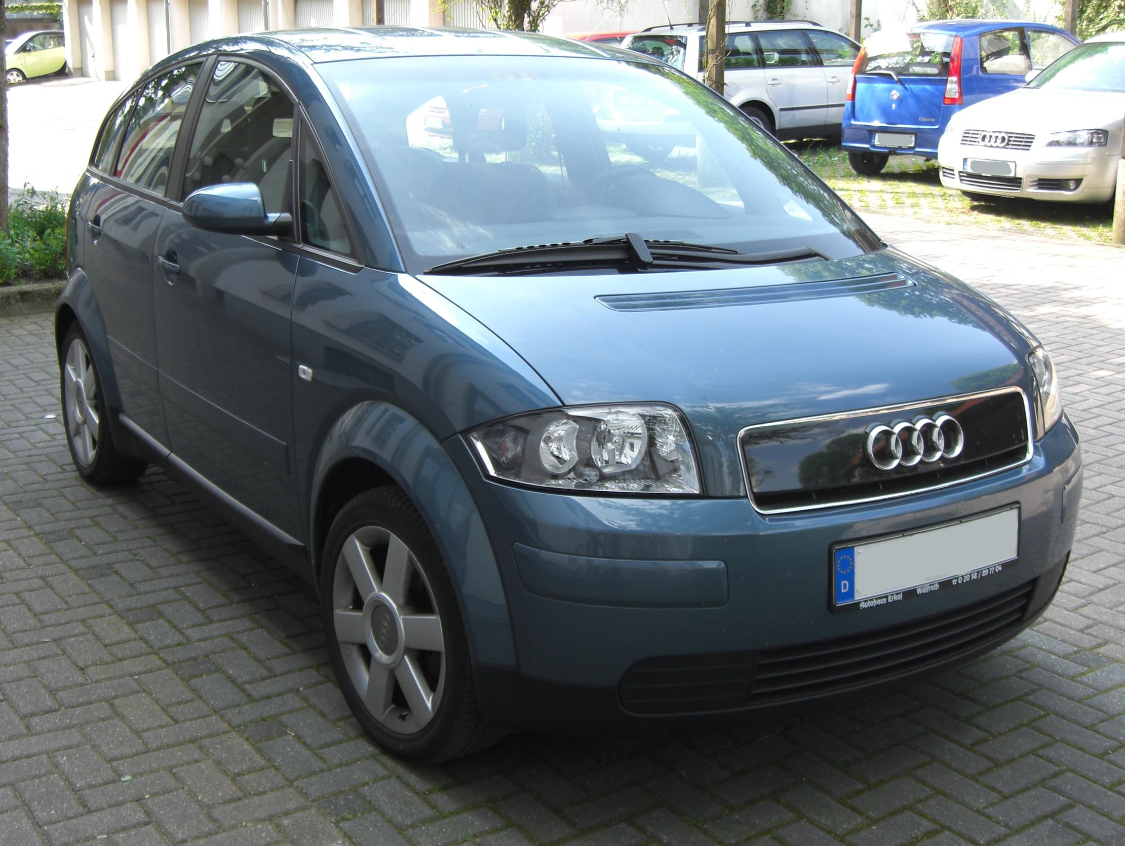 Silberner Audi A2 in Frontansicht