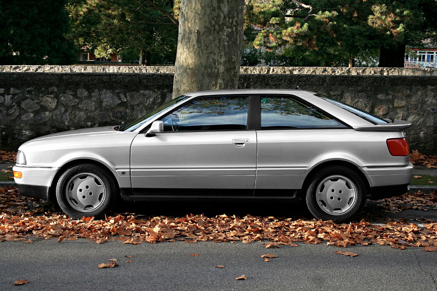 Silbernes Audi Coupé Typ 89 in der Seitenansicht