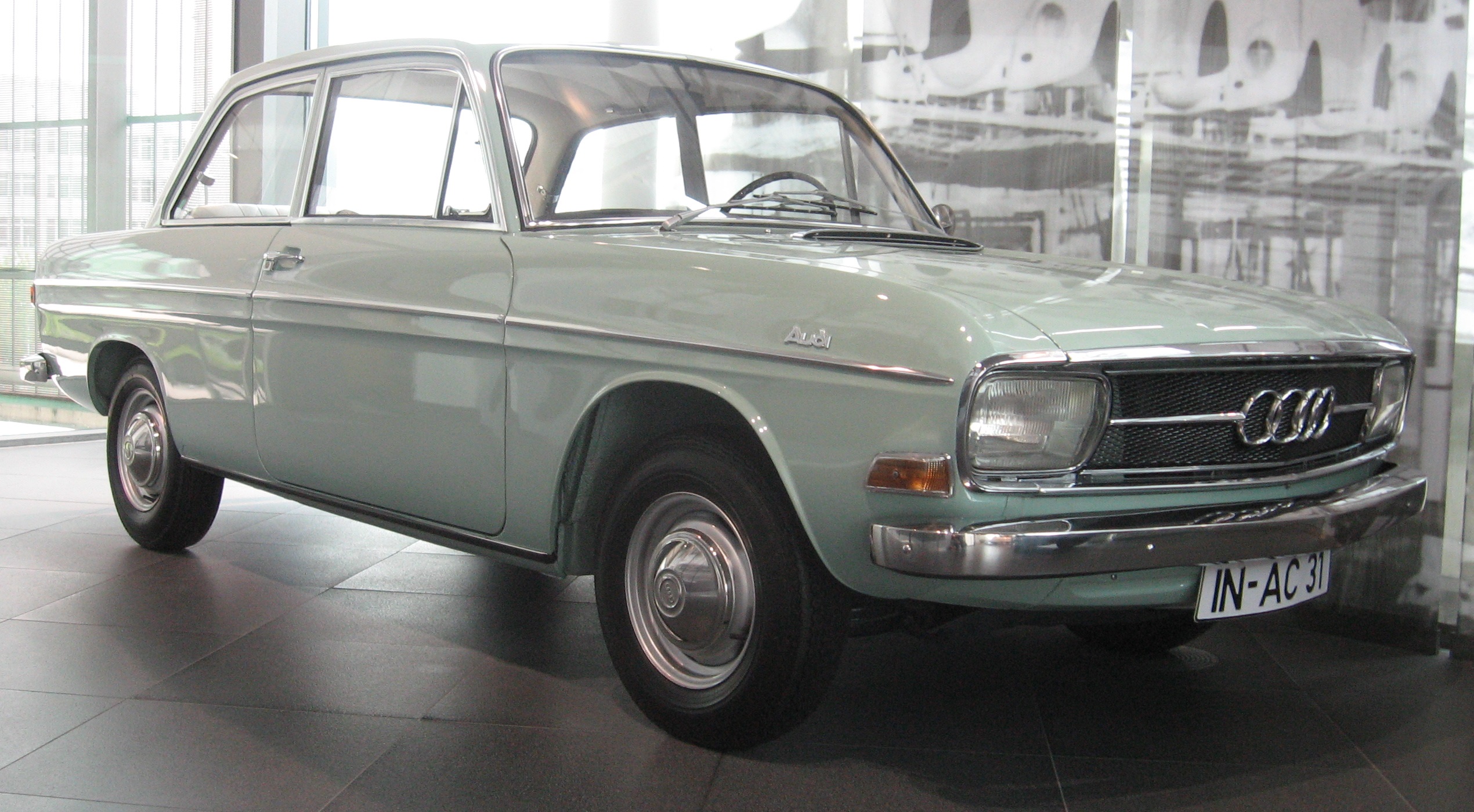 Hellgruener Audi der Baureihe F103 in Dreiviertelansicht