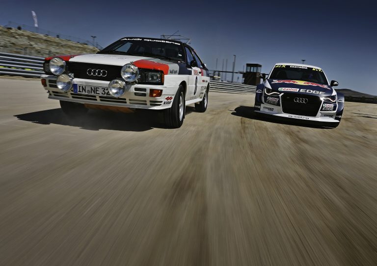 Ein Audi quattro von 1980 und ein Audi S1 Rallycross von 2017 nebeneinander auf der Strecke