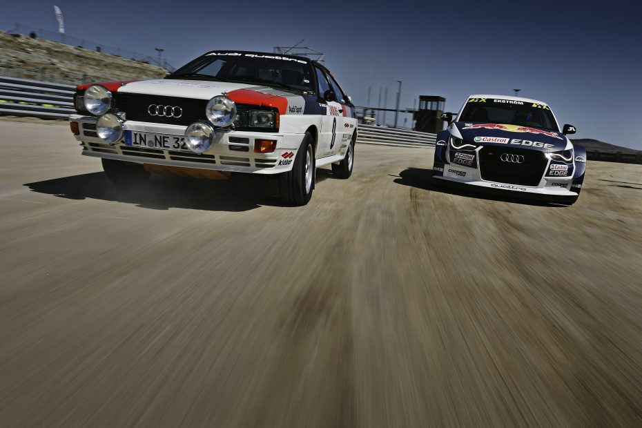 Ein Audi quattro von 1980 und ein Audi S1 Rallycross von 2017 nebeneinander auf der Strecke