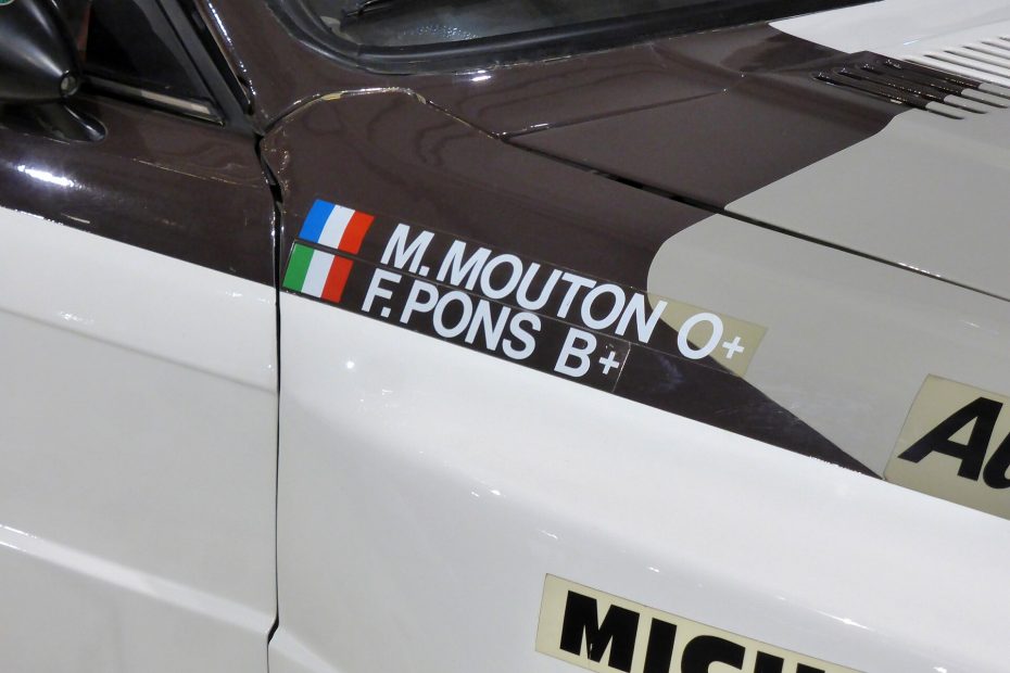 Audi quattro in Rallye-Ausführung von 1983 in Seitenansicht, weiße Lackierung mit Startnummer