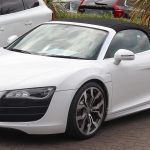 Weisser Audi R8 Spyder V10 in Dreiviertelansicht