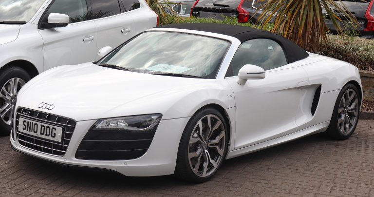 Weisser Audi R8 Spyder V10 in Dreiviertelansicht