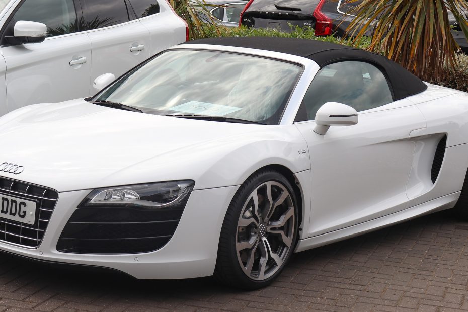 Weisser Audi R8 Spyder V10 in Dreiviertelansicht