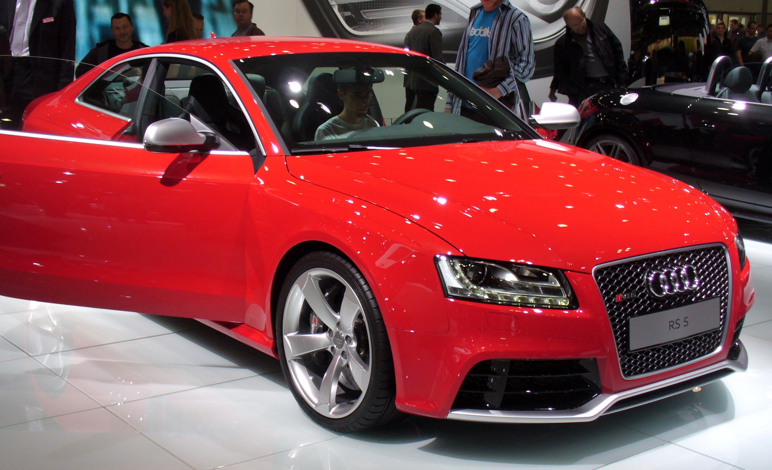 Roter Audi RS 5 Coupé