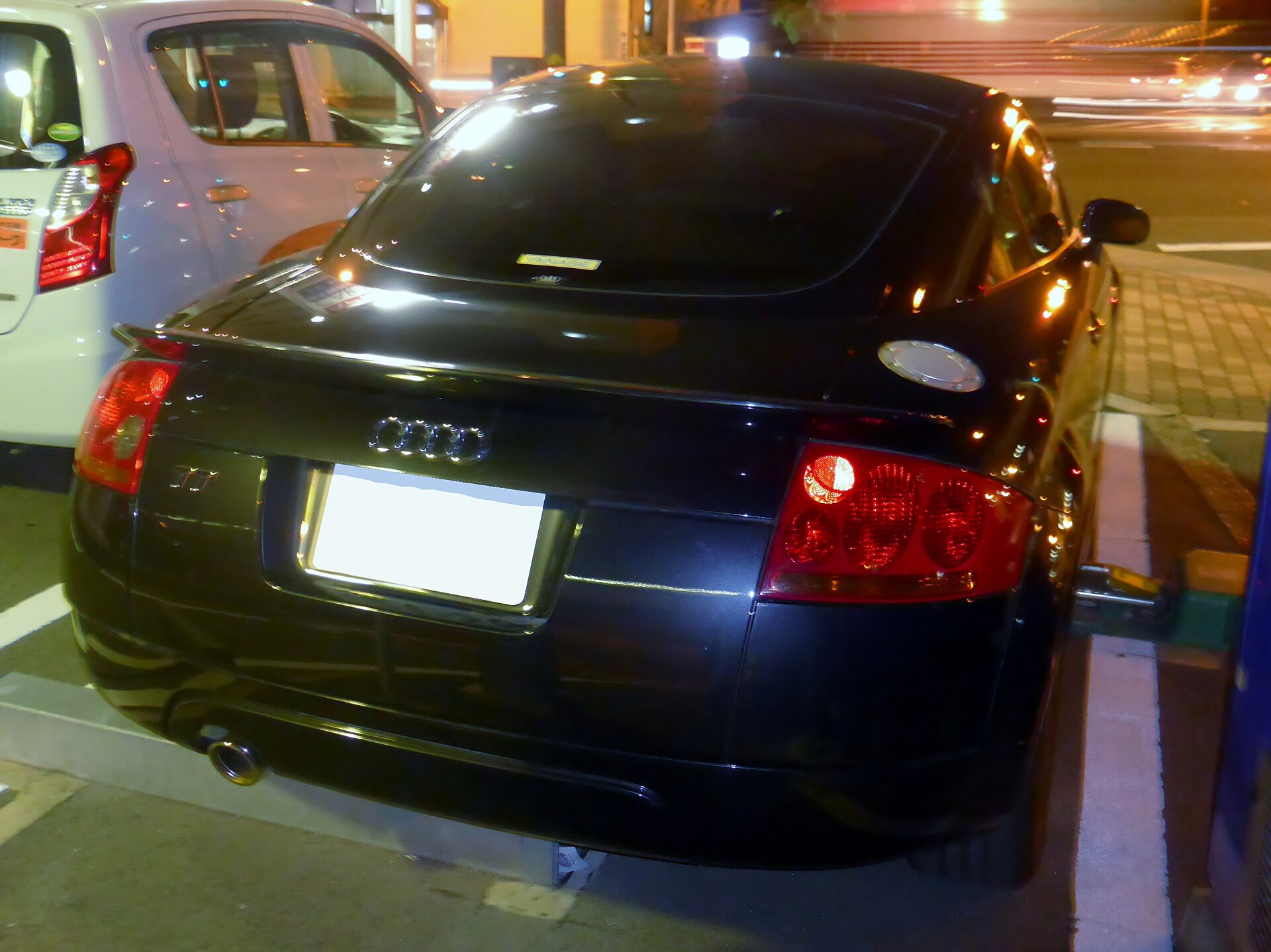 Audi TT 8N bei Nacht von hinten