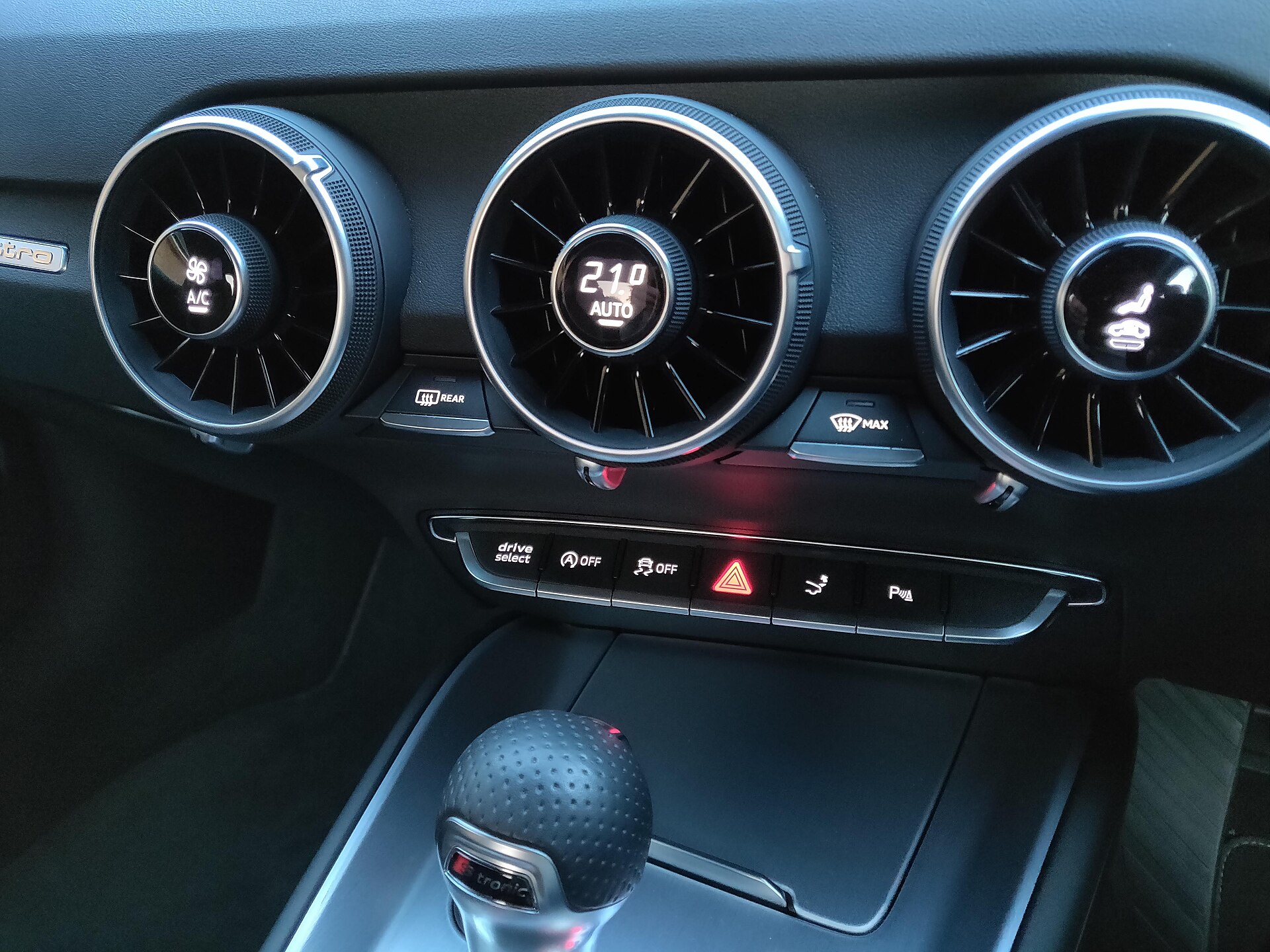 Die drei runden Lüftungsdüsen im Audi TT 8S mit Drehknopf und kleinem Display in der Mitte