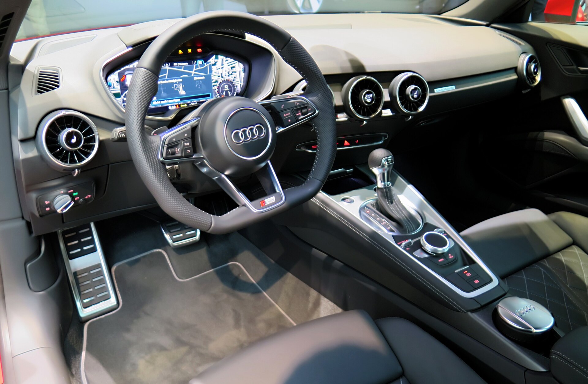 Innenraum des Audi TT 8S mit virtual cockpit