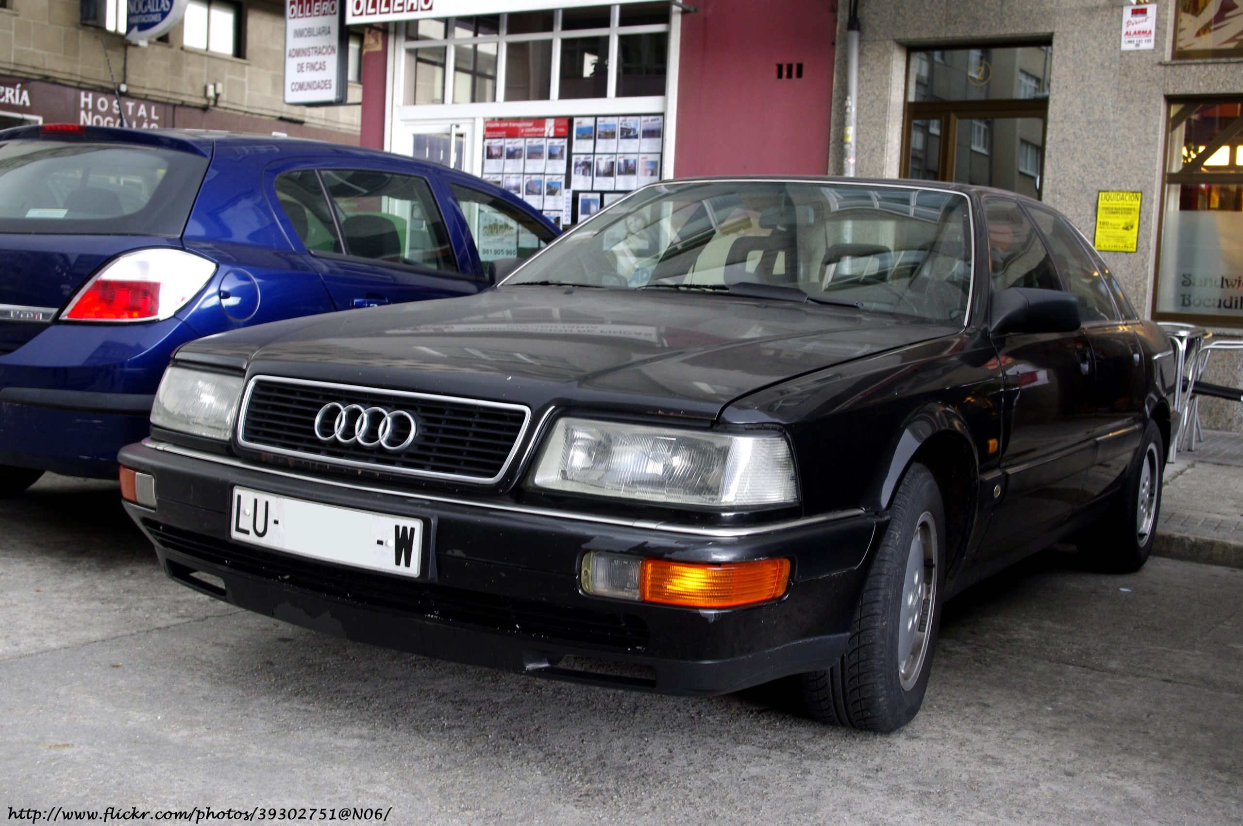 Schwarzer Audi V8 in Dreiviertelansicht