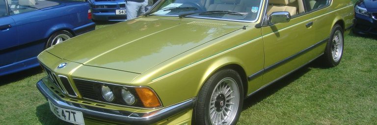 BMW 635 CSi E24 in Gruen, Frontansicht schraeg