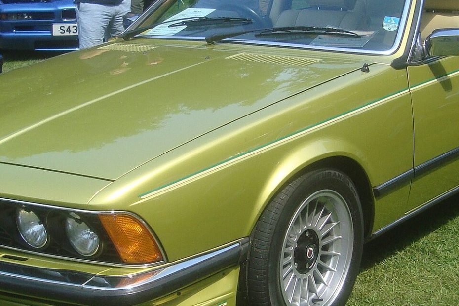 BMW 635 CSi E24 in Gruen, Frontansicht schraeg