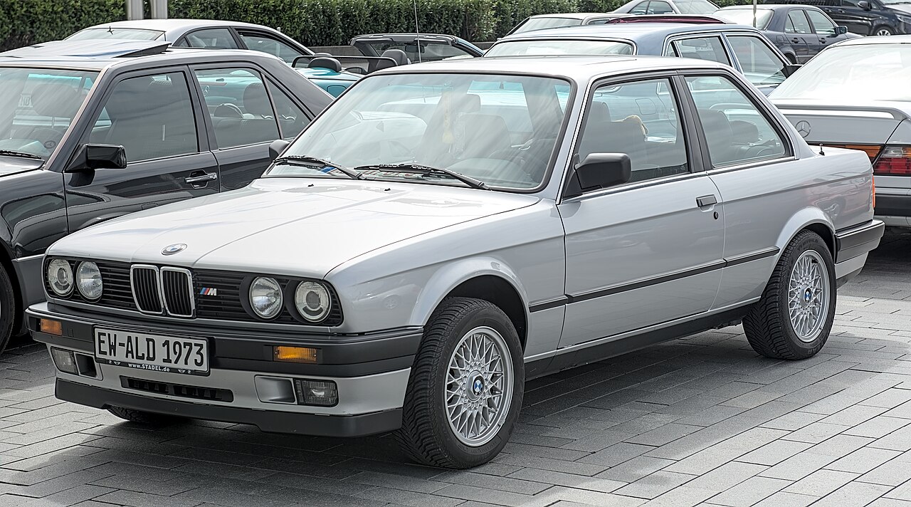Der E30, wie ihn die meisten im Kopf haben: schmale Spur, hohe Gürtellinie, viel Glas