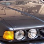 BMW 735i E32 in Dunkelgrau, Frontansicht schraeg