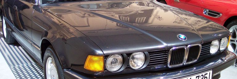 BMW 735i E32 in Dunkelgrau, Frontansicht schraeg