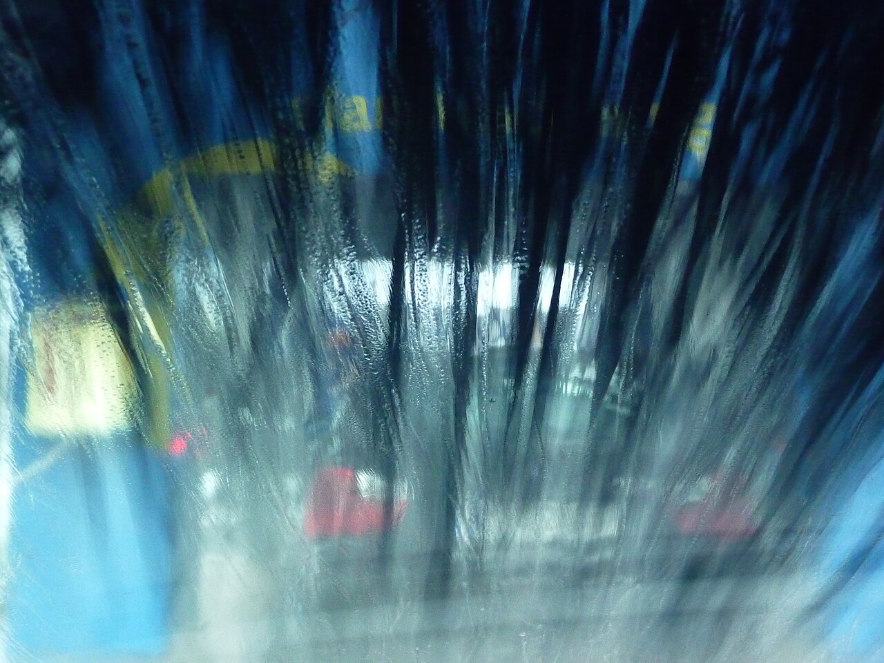Blick aus dem Auto auf die Buersten einer Waschanlage