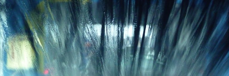 Blick aus dem Auto auf die Buersten einer Waschanlage