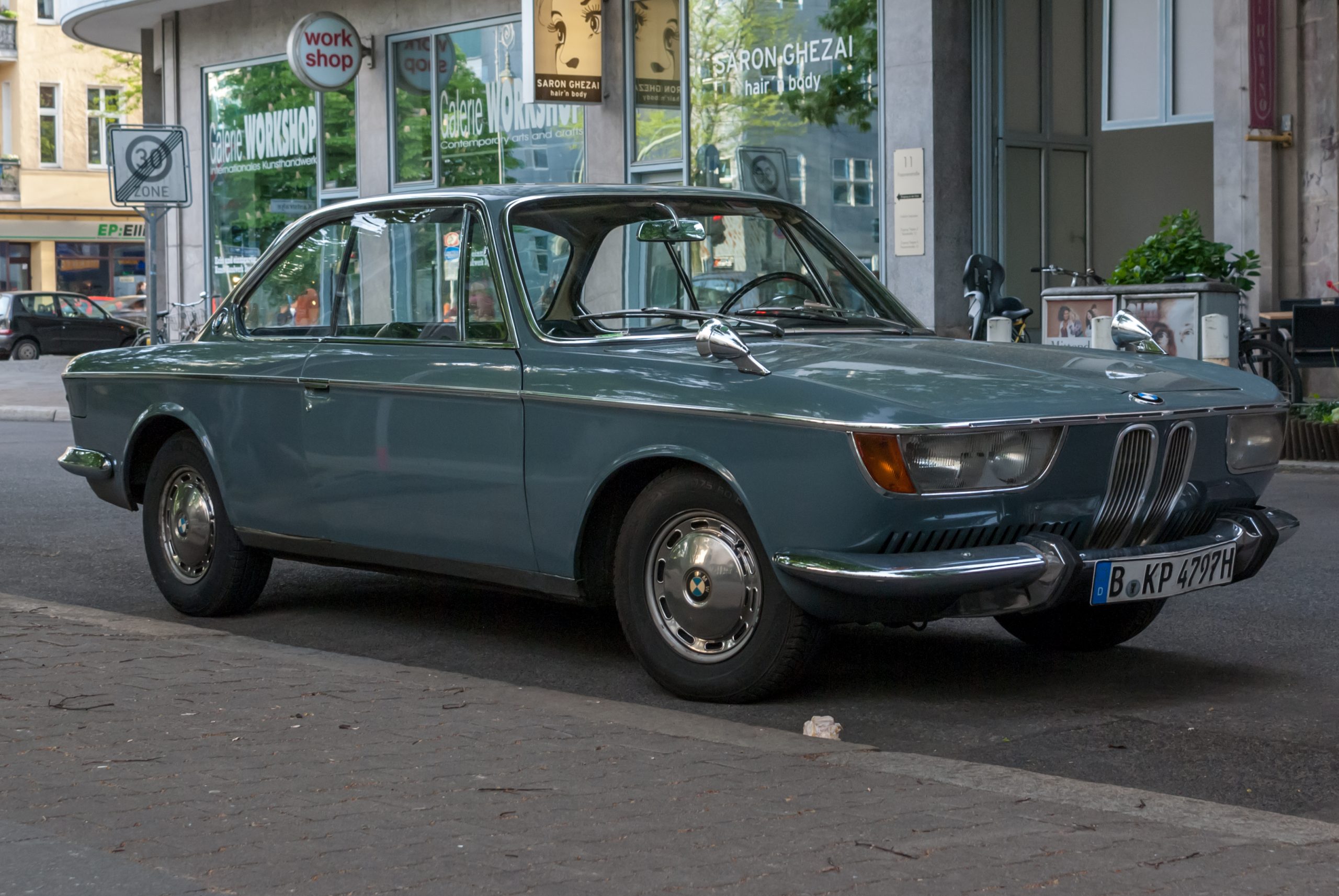 Gruenes BMW Coupe der Neuen Klasse in Seitenansicht