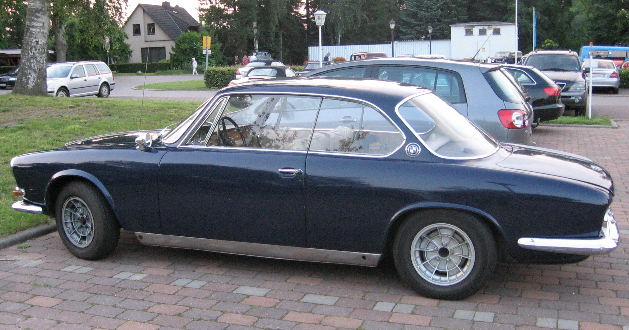 Dunkelblaues BMW 3200 CS Coupe in Seitenansicht