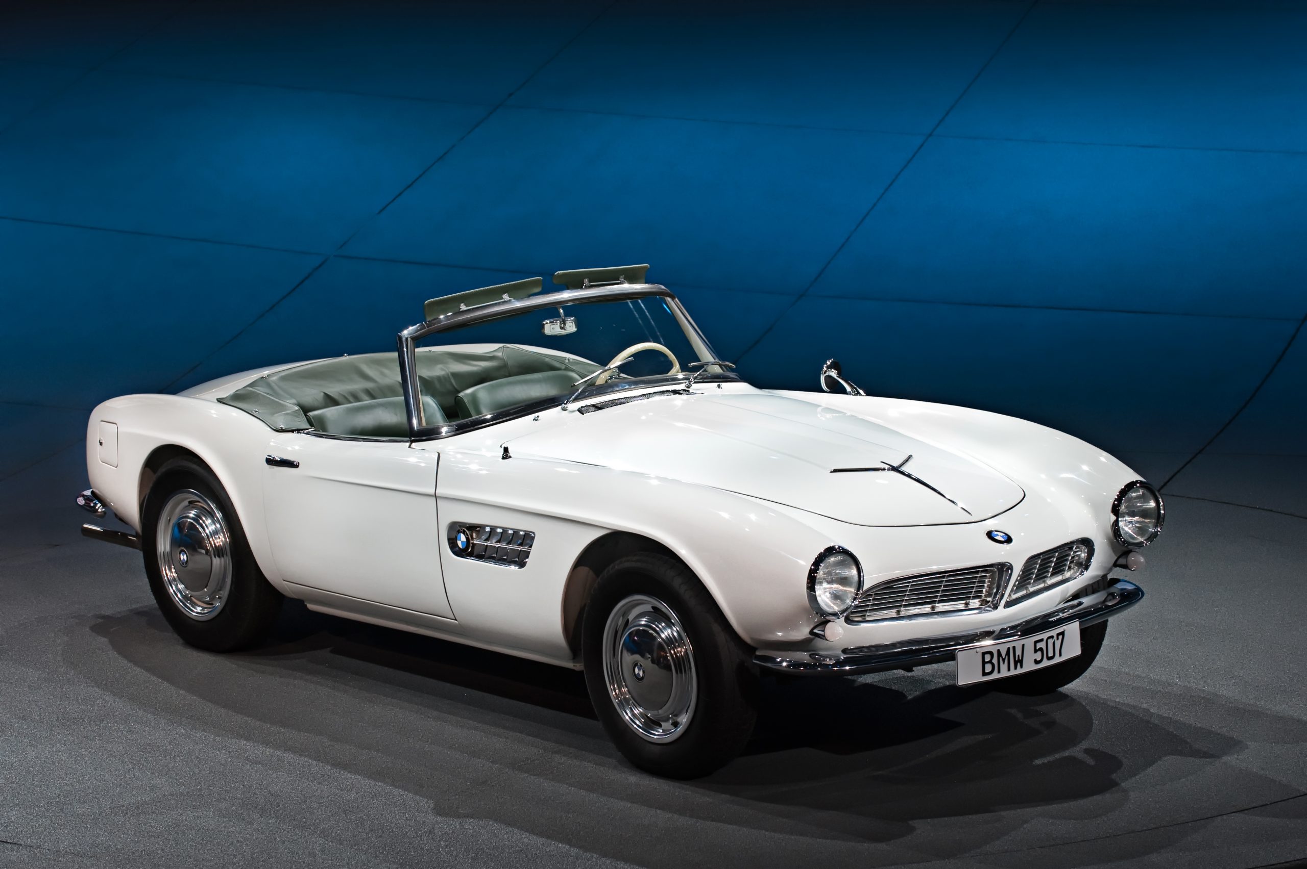 Weisser BMW 507 Roadster in Dreiviertelansicht