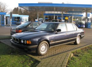 BMW 750iL der Baureihe E32 in Seitenansicht