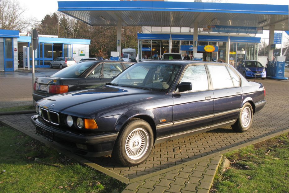 BMW 750iL der Baureihe E32 in Seitenansicht