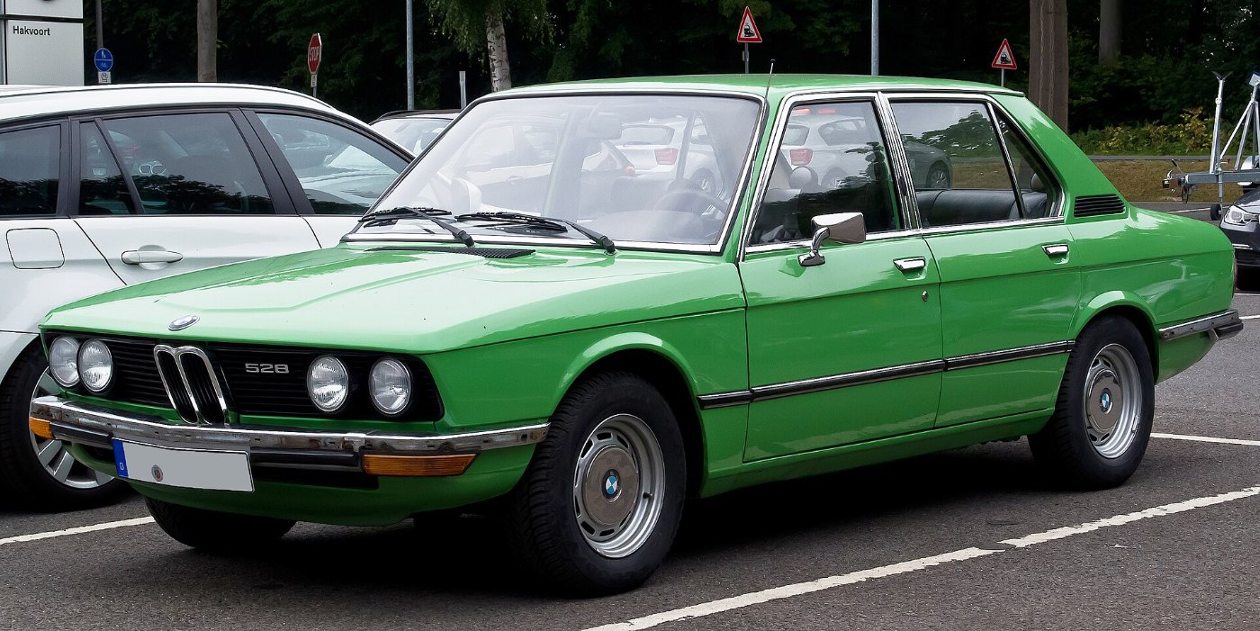 BMW 528 der Baureihe E12 von vorn