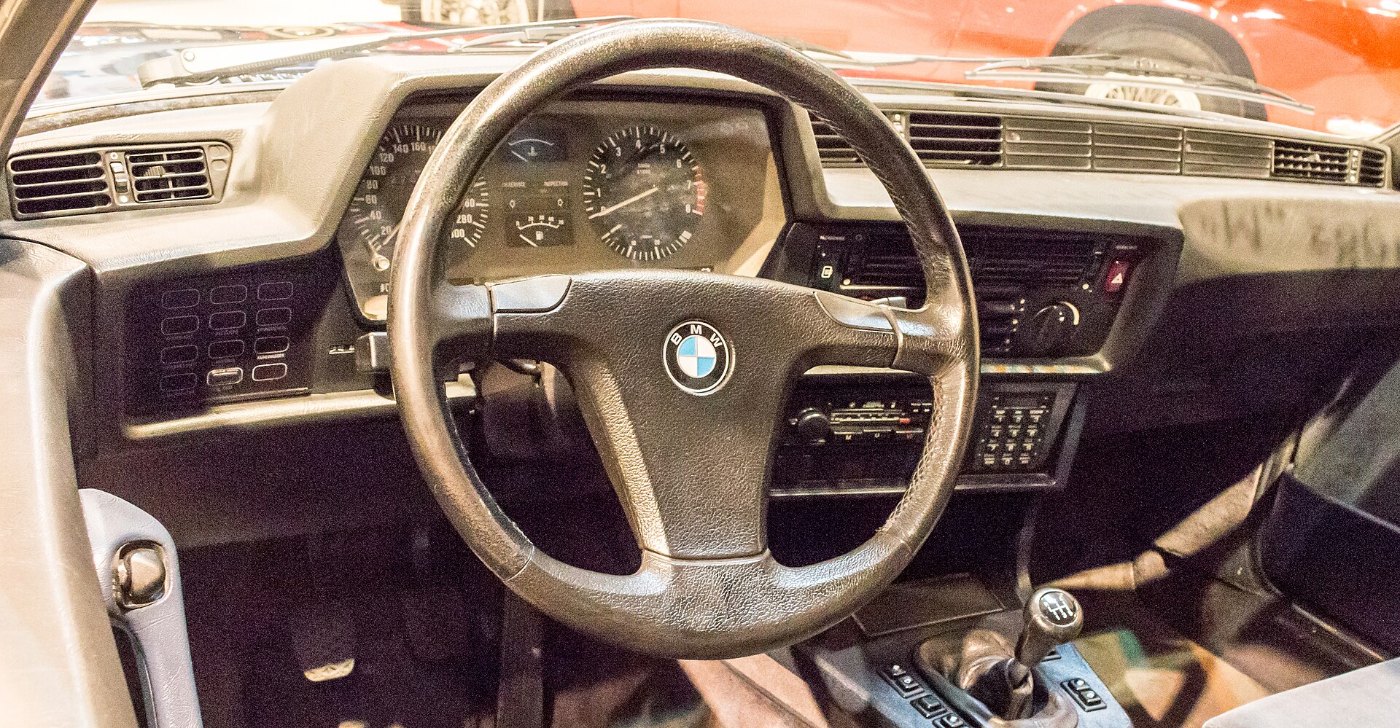 Armaturentafel eines BMW 6er E24 nach dem Facelift