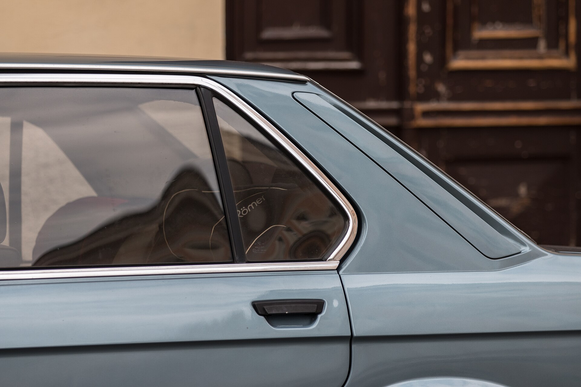 Seitliche Detailaufnahme eines BMW der Baureihe E28 an der C-Saeule